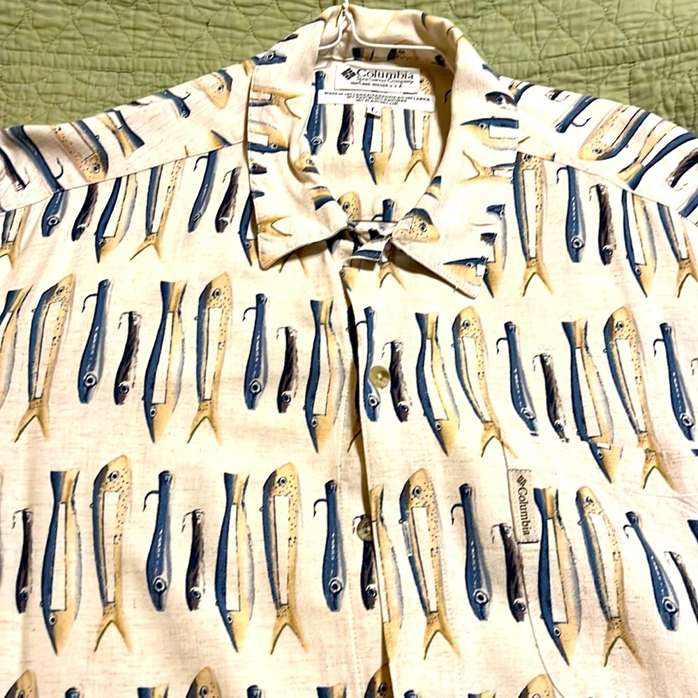 25% ALL EUC Men’s COLUMBIA FISHING/MOTIF SHIRT! This shirt is a size L, in